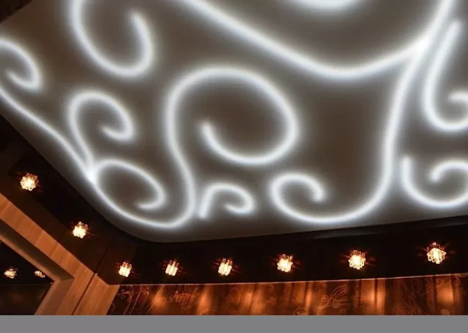 Натяжные потолки со световыми линиями