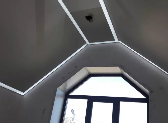 Натяжные потолки с контурной подсветкой